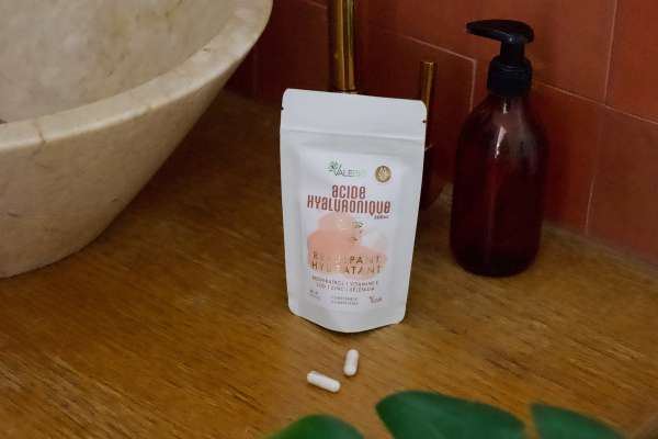 sachet d'acide hyaluronique dans une salle de bain